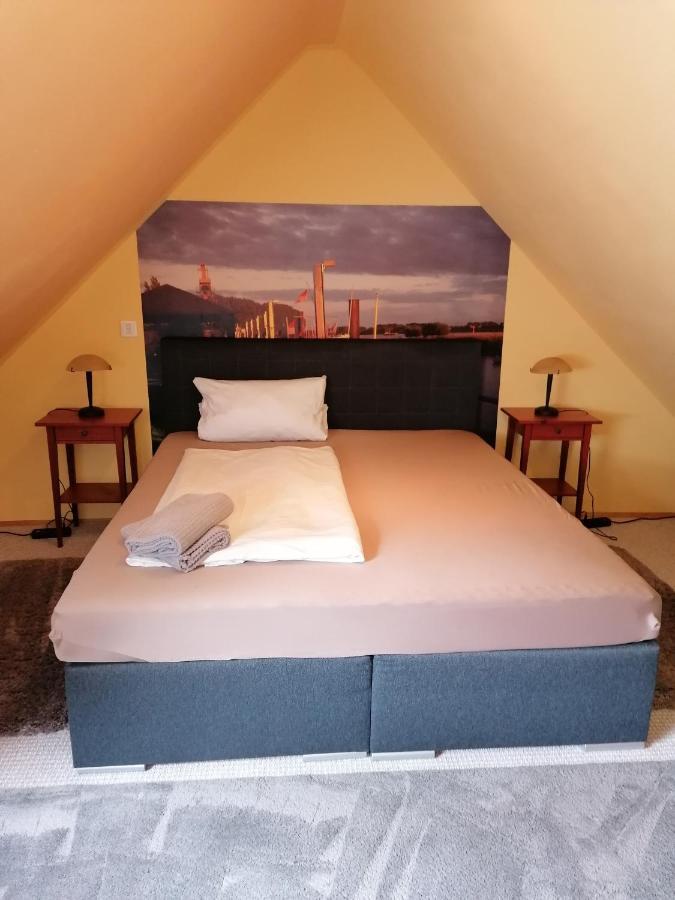Pension Riverside In Leverkusen Hitdorf Am Rhein - Zentral An Der A1 Und 59 Exterior photo
